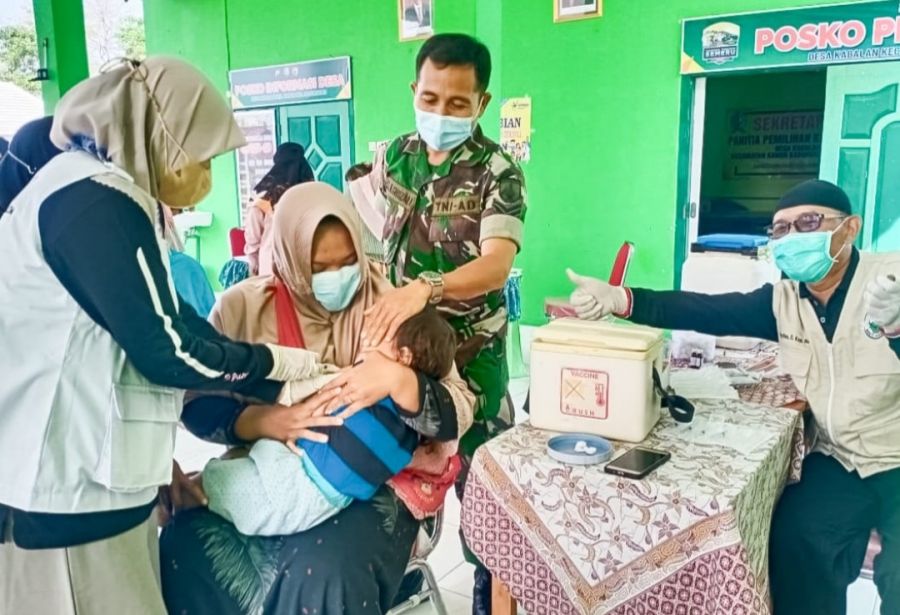Sukseskan Program BIAN, Babinsa Kodim Bojonegoro Lakukan Pendampingan Giat Imunisasi Anak Balita