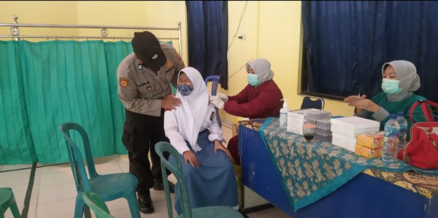 Takut Jarum Suntik, Siswa SMU Negeri Sumberrejo Tetap Antusias Ikuti Vaksinasi Polres Bojonegoro