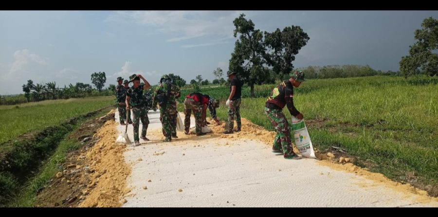 Tanah Urug dengan Sekejap Rata Dilibas Anggota Satgas TMMD 114 untuk padatkan kanan kiri jalan raba
