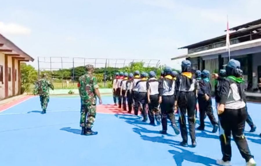 Tanamkan Kedisiplinan, Babinsa Koramil Kapas Kodim 0813 Bojonegoro latih PBB Dasar Sisws SMK
