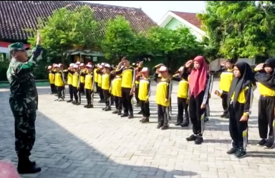 Babinsa Koramil Kalitidu Kodim 0813 Bojonegoro Latih Baris-berbaris