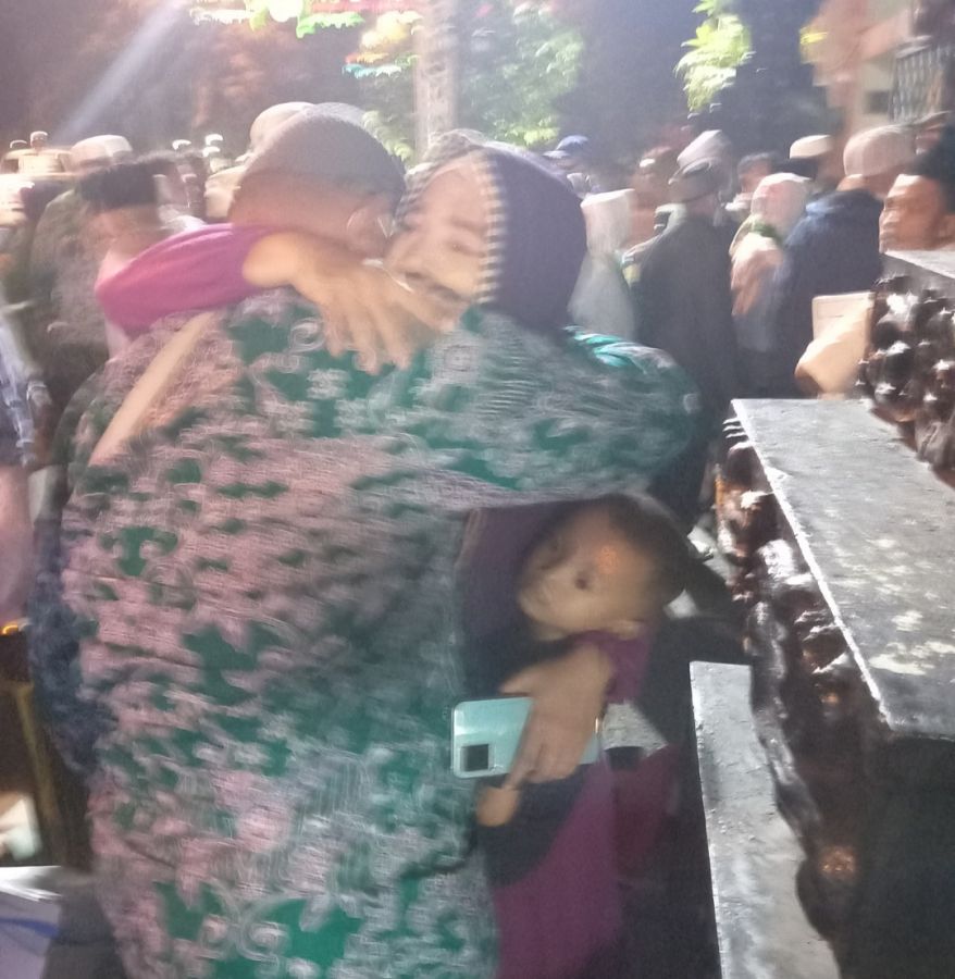 Tangis Haru Bahagia Keluarga Saat Menyambut Kedatangan Jamaah Haji di Pendopo