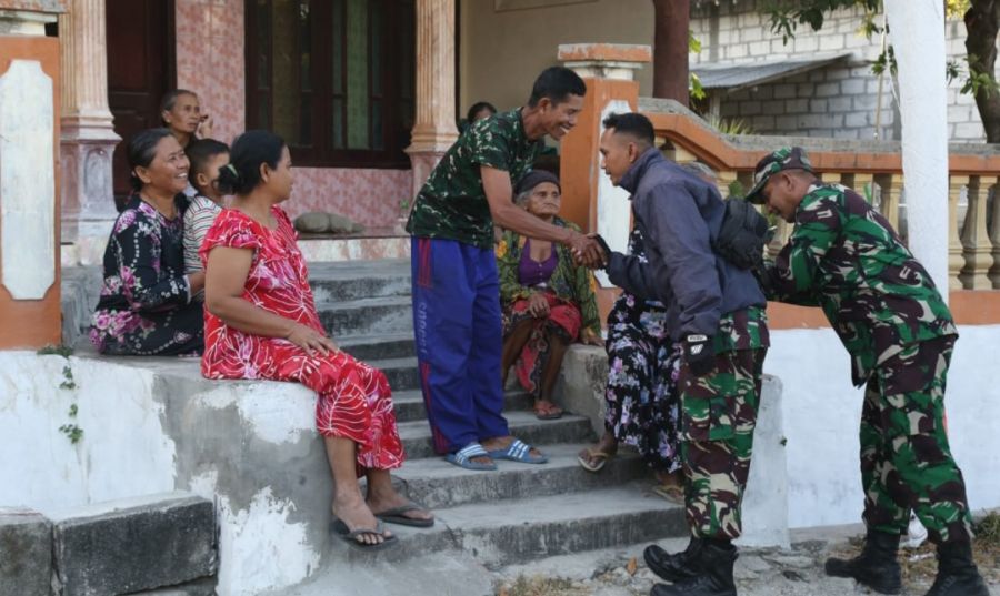 Tangis Haru Warga Tunggunjagir Saat Ditinggalkan Anggota Satgas TMMD 114 Kodim 0812 Lamongan