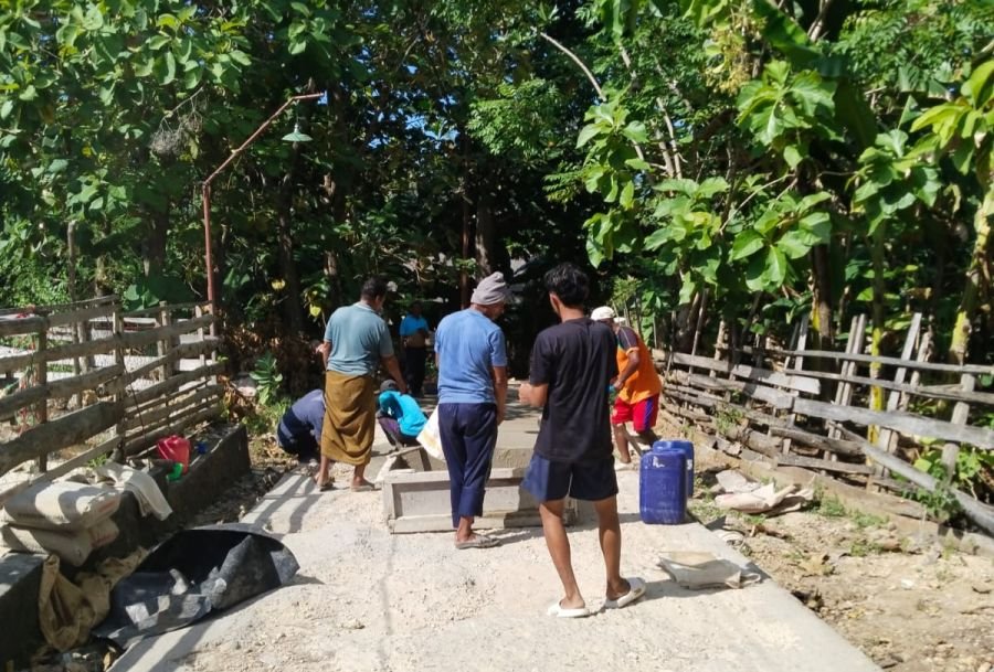 Tanpa Dana Desa, Warga Dusun Lao'anna Perbaiki Jalan dengan Swadaya