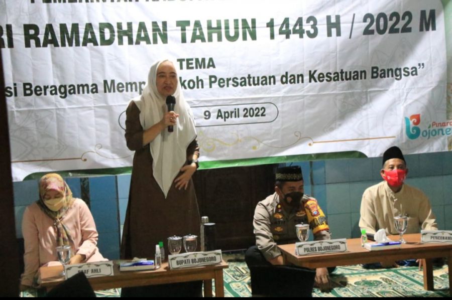 Tarawih Bersama, Bupati Bojonegoro Sapa Warga Bubulan Sampaikan Pentingnya Menjaga Moralitas