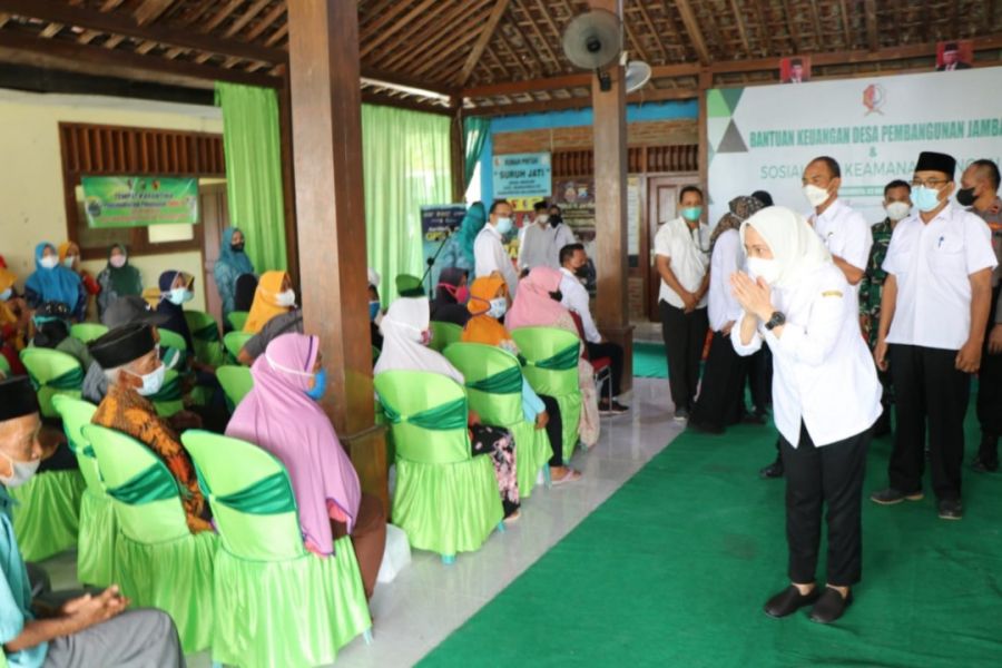 Targetkan 2021 Kec. Margomulyo ODF, Bupati Bojonegoro Serahkan 83 Bantuan Jamban