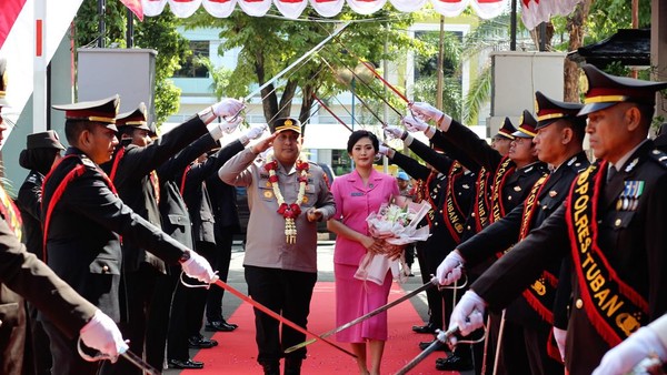 Tari dan Musik Tradisional Warnai Penyambutan Kapolres Tuban Baru
