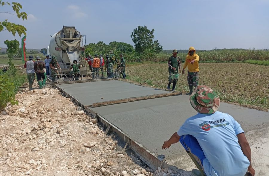 Tenaga Ahli Masih Setia Merapikan Cor Jalan TMMD ke-114 Kodim 0812