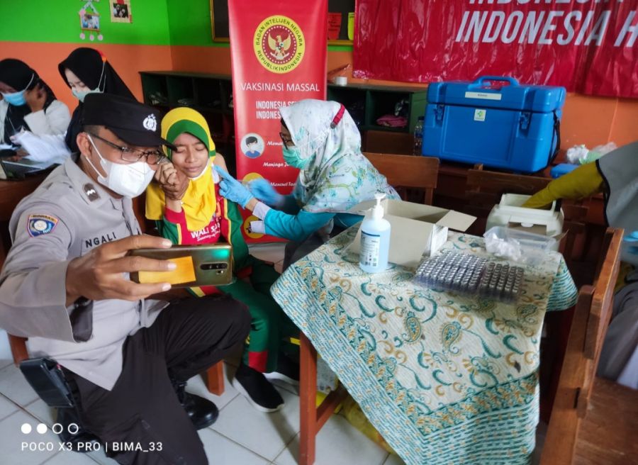 Tepis Ketakutan Saat Mengikuti Vaksinasi, Ini Yang Dilakukan Polisi Sumberrejo Kepada Anak - anak