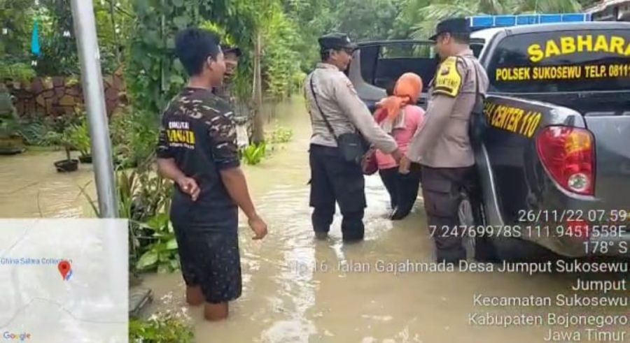 Terjang Banjir Demi Antar Warga yang Sakit
