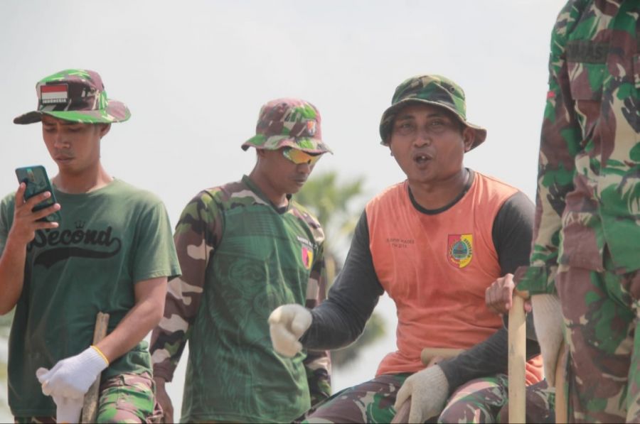 Tetap Tersenyum Anggota Satgas TMMD ke 114, Walapun Cuaca Tidak Bersahabat 