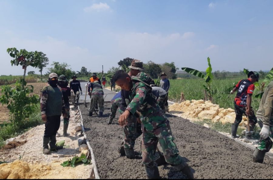 Tetesan Keringat Bercampur dengan Adukan Cor, Anggota Satgas TMMD 114 Kodim Lamongan tak Kenal Lelah