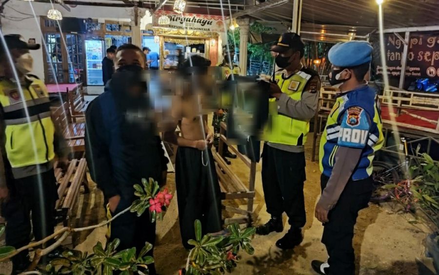 Tidak Mengindahkan Kesepakatan Bersama, Sejumlah Pemuda Lepas Kaos