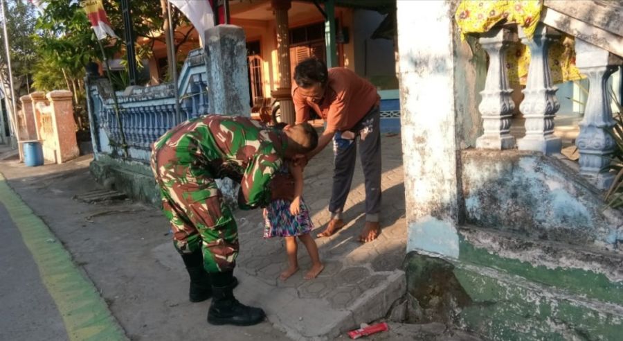 Tidak Tega melihat tangisan Nanda sang bocah kecil, Satgas TMMD ke114 Berjanji Akan Kembali