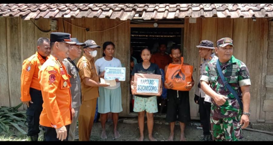 Tiga Rumah di Napis Roboh Diterjang Angin Kencang, Petugas Gabungan Beri Bantuan