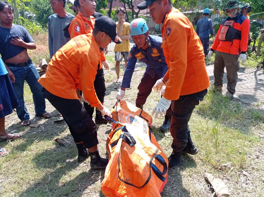Tim BPBD Bojonegoro Evakuasi Korban Tenggelam di Sungai Bengawan Solo