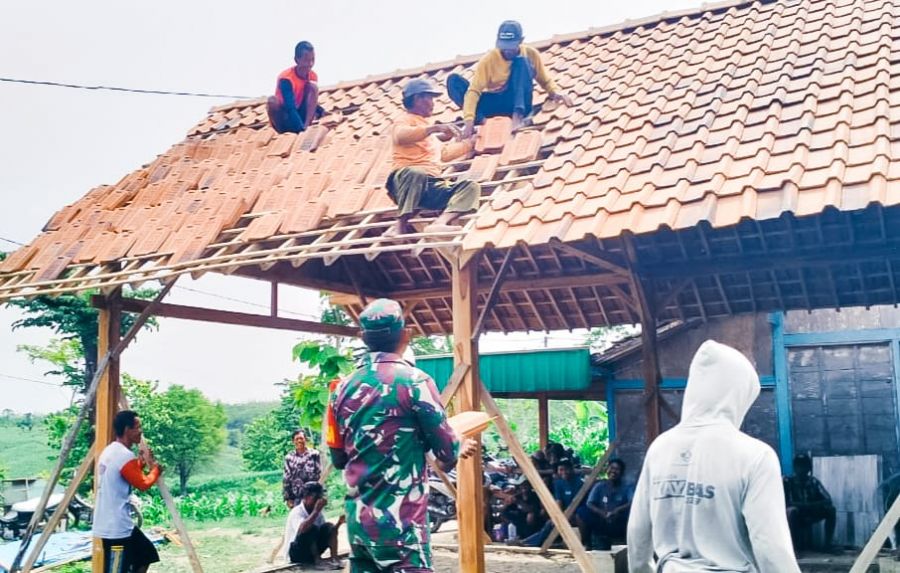 Tingkatkan Keharmonisan dengan Rakyat, Babinsa Koramil Ngraho Bojonegoro Bantu Bangun Rumah Warga