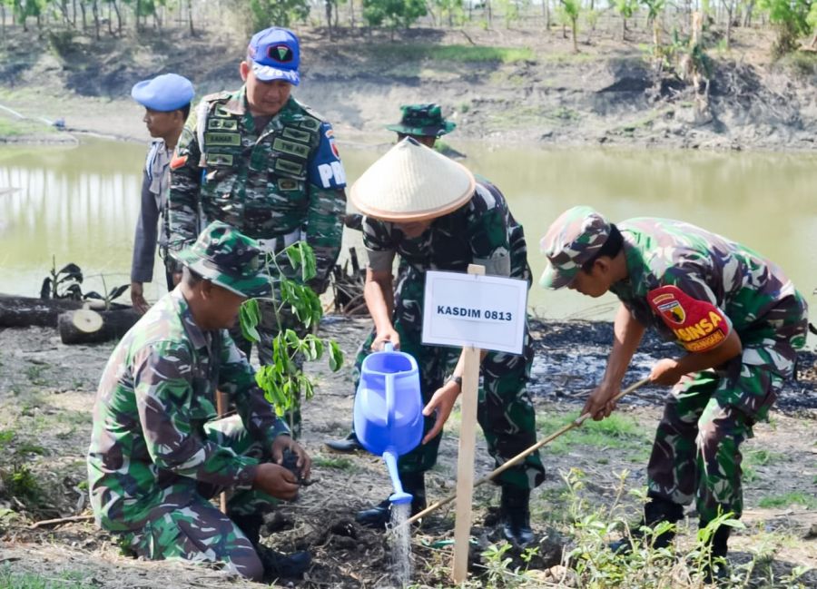 Tingkatkan Kualitas Lingkungan Hidup, Kodim 0813 Bojonegoro Tanam Ribuan Pohon Penghijauan