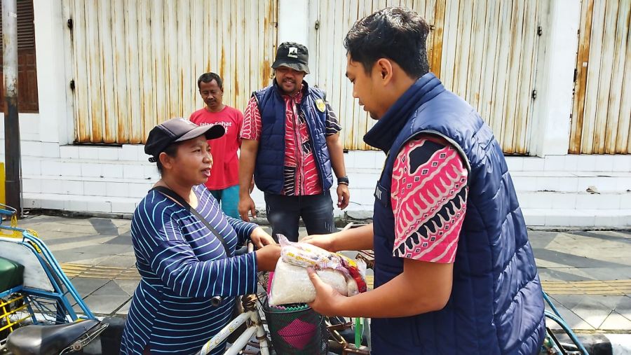 Tingkatkan Program NCS, Satreskrim Polres Bojonegoro Bagikan Makanan Kepada Masyarakat