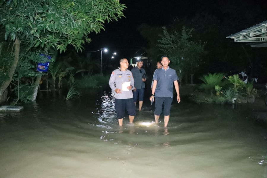 TMA Naik, Kapolres Bojonegoro Pantau Aliran Air Sungai Bengawan Solo