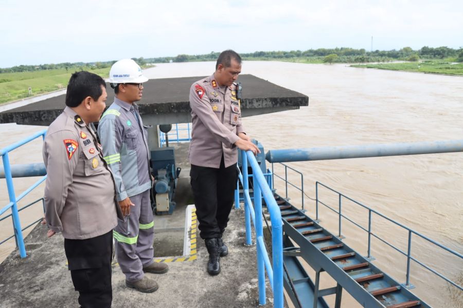 TMA Naik, Kapolres Bojonegoro Pantau Aliran Air Sungai Bengawan Solo