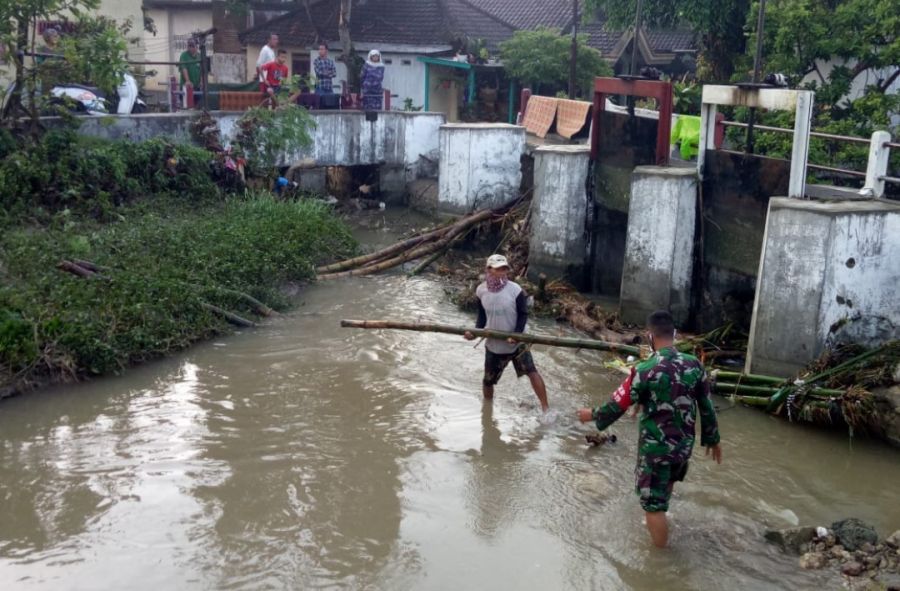 TNI dan Warga Turun Tangan Bersihkan Puing Sampah di Bendungan Air