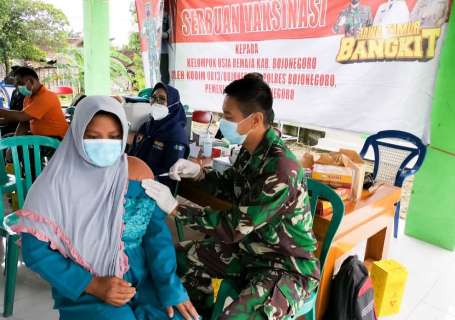 TNI Kodim 0813 Bojonegoro Terus Gerak Laksanakan Pendampingan Vaksinasi Lansia Secara Door To Door