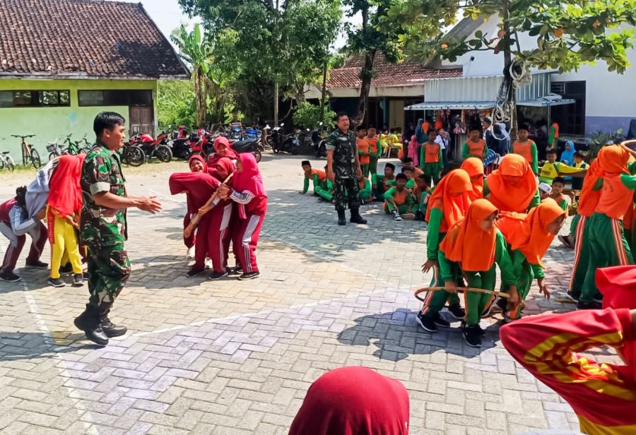 TNI Koramil Kapas Kodim 0813 Bojonegoro Bekali Siswa Madrasah dengan Wasbang dan Pelatihan Dasar PBB