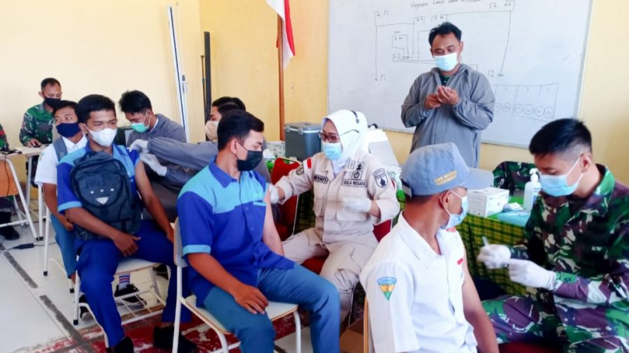 TNI Laksanakan Vaksinasi Ribuan Dosis untuk Kalangan Pelajar di Bojonegoro