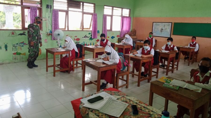 TNI Lamongan  Lakukan Pendampingan Pembelajaran Tatap Muka Siswa SDN 1 Di Tikung 