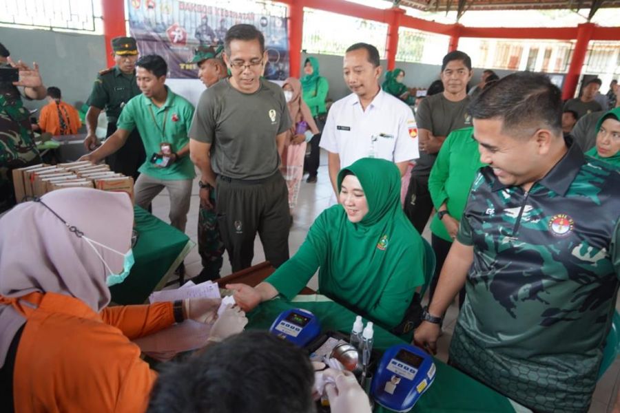 TNI Peduli Kesehatan Masyarakat, Korem Wijayakusuma Baksos Ditengah Kerumunan Warga