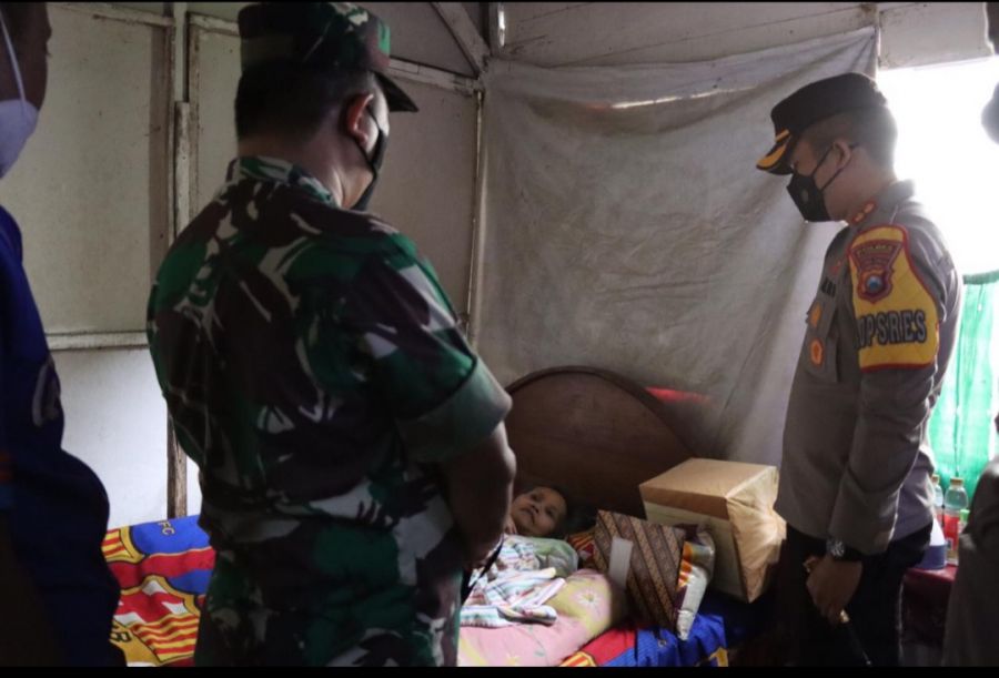 TNI-Polri Turun dan Peduli, Salurkan Bansos Kepada Warga Yang Sakit