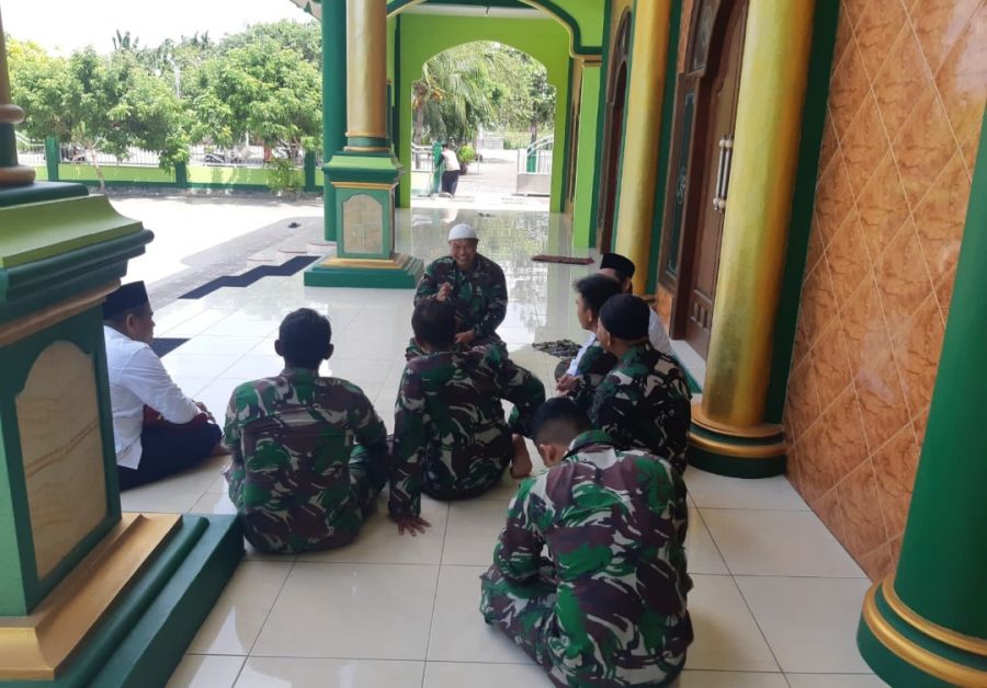 Tokoh Agama Tunggunjagir Beri Siraman Rohani kepada Anggota Satgas TMMD 114 Kodim 0812 Lamongan