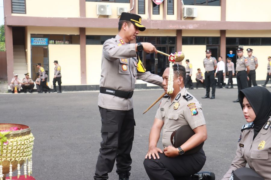 Tradisi Siraman dan Mandi Kembang Warnai Kenaikan Pangkat di Polres Bojonegoro