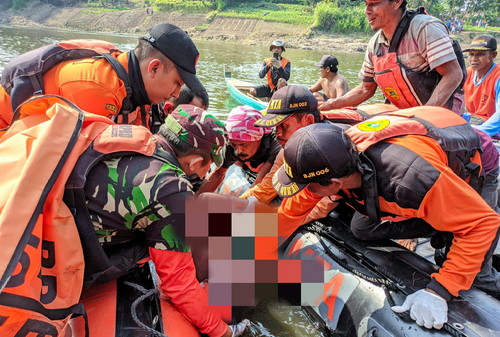 Tragedi Bengawan Solo, Tim SAR BPBD Bojonegoro Lakukan Evakuasi Bocah 13 Tahun 