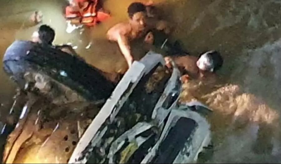 Truk Molen di Tuban Terperosok ke Sungai, Dua Orang Ditemukan Meninggal