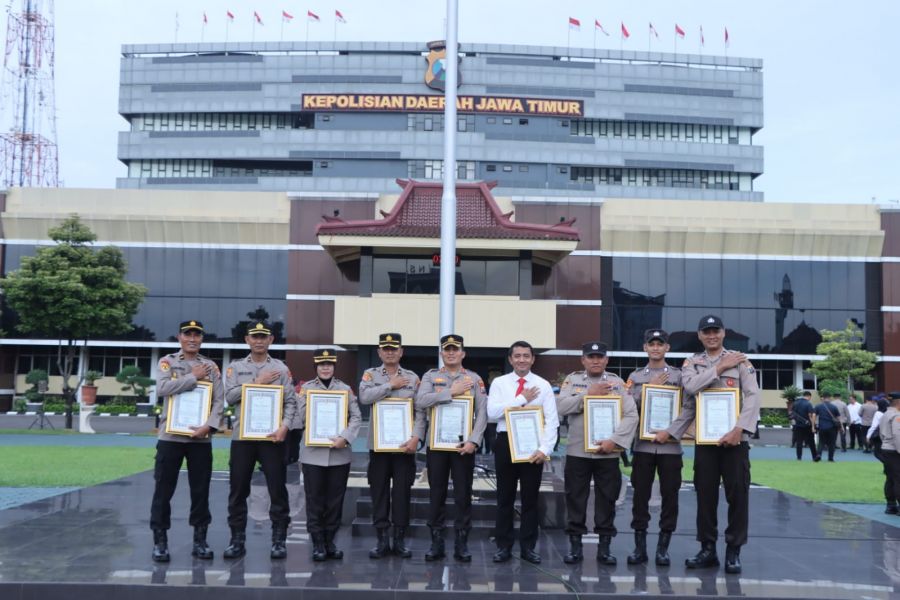 Tujuh Personel Polres Bojonegoro Terima Penghargaan dari Kapolda Jatim