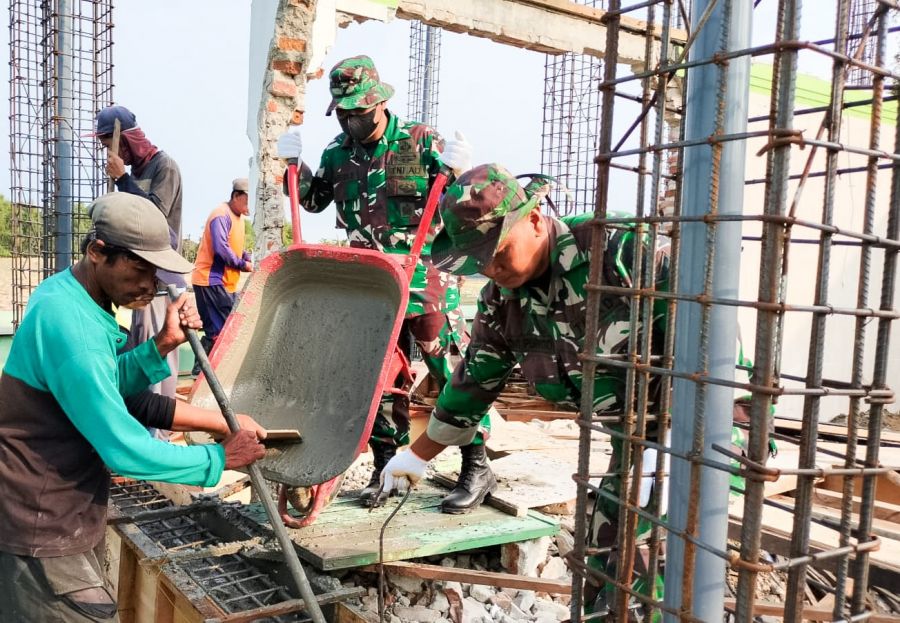 Babinsa Kodim 0813 Bojonegoro bantu Pengecoran Pondasi Masjid Hidayatullah