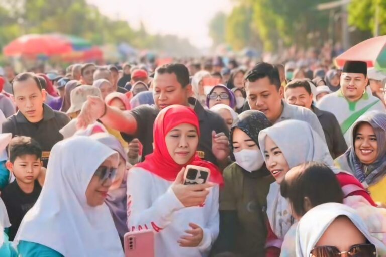 Tumpah Ruah Mlaku Bareng Khofifah Bersama Masyarakat Bojonegoro Sambut Hari Koperasi