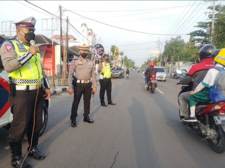 Unit Kamsel Satlantas Polres Bojonegoro Bagikan Masker dan Imbuan Tertib Berlalu Lintas Kepada Warga