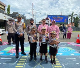 Unit Kamsel Satlantas Polres Lamongan Polisi Sahabat Anak Bersama TK Bhayangkara 77 Sambeng