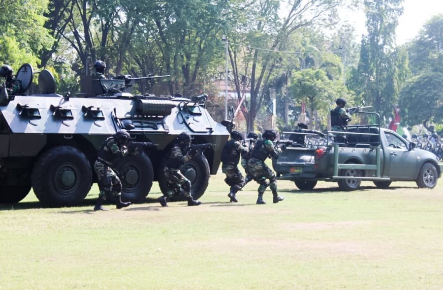 Upacara HUT ke-78 TNI di Bojonegoro Berlangsung Khidmat, Prajurit Unjuk Ketangkasan Bertempur 