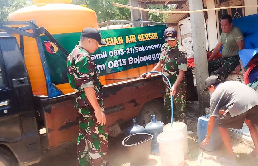 Upaya Mandiri, Babinsa Koramil Sukosewu Kodim 0813 Bojonegoro Salurkan Air Bersih untuk Warga
