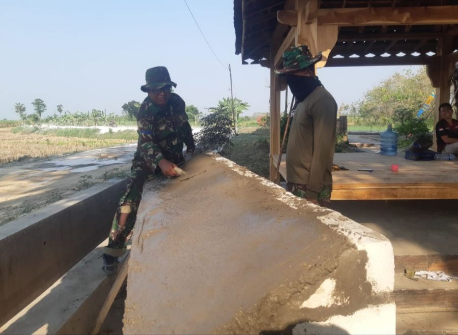 Usia boleh tua namun semangat tetap membara ini yang dilakukan Satgas TMMD 114 Kodim 0812 Lamongan