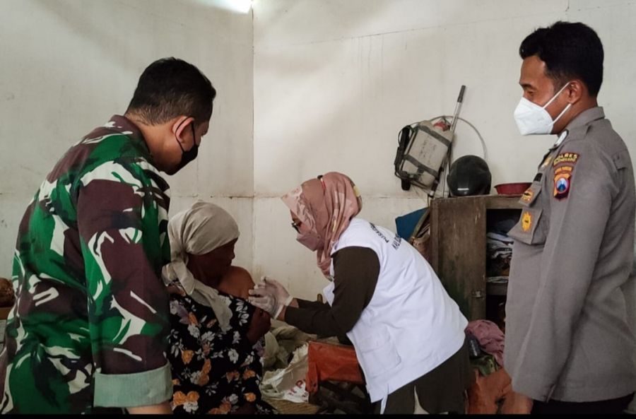 Vaksinasi Lansia, Tiga Pilar di Bojonegoro Lakukan Door To Door