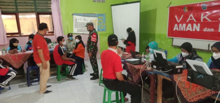 Vaksinasi Serang Puluhan Siswa SMP Negeri 2 Laren - Lamongan