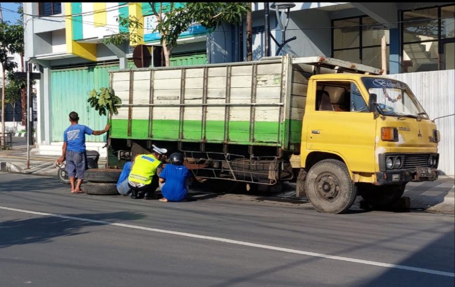 Viral Polisi Bantu Sopir Truk Yang Rodanya Lepas