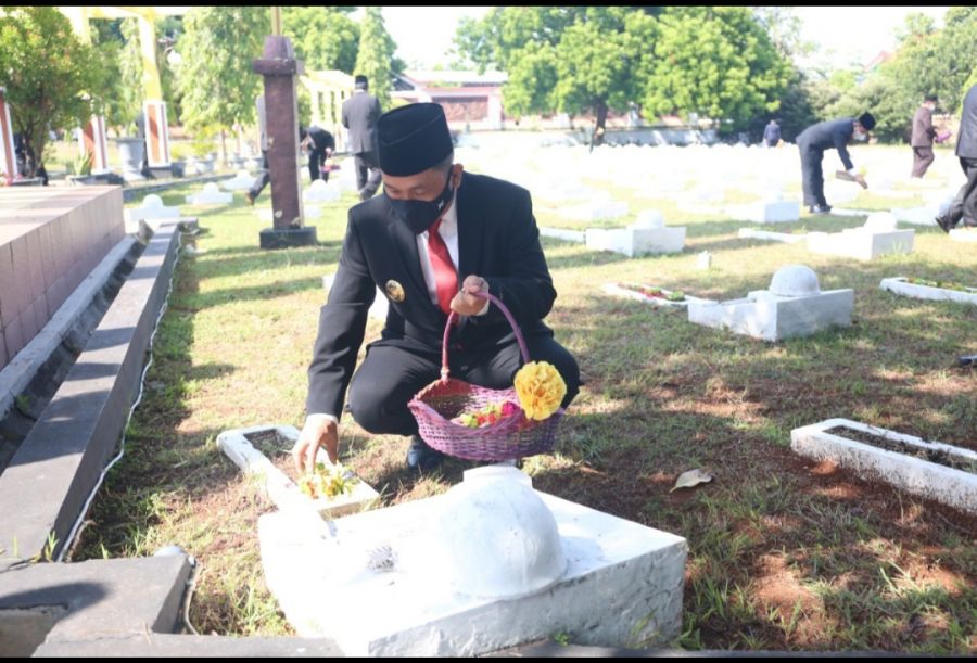 Wabup Tuban Didampingi Kapolres AKBP Darman Pimpin Tabur Bunga di Taman Makam Pahlawan Ronggolawe