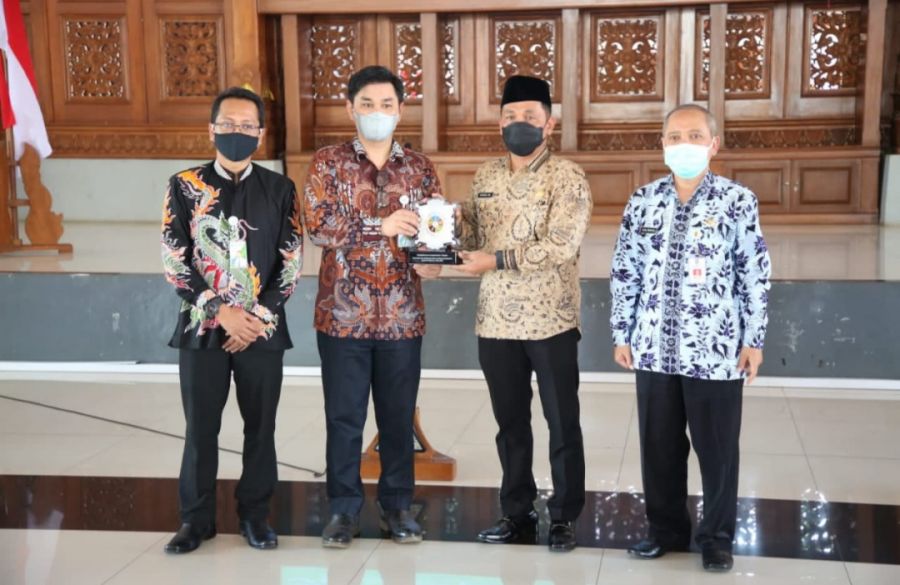 Wabup Tuban Serahkan Santunan dan Penghargaan kepada Badan Usaha yang Berpartisipasi 