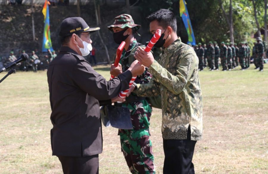 Wakil Bupati Serahkan Alat Kerja TMMD ke-114 Secara Simbolis 